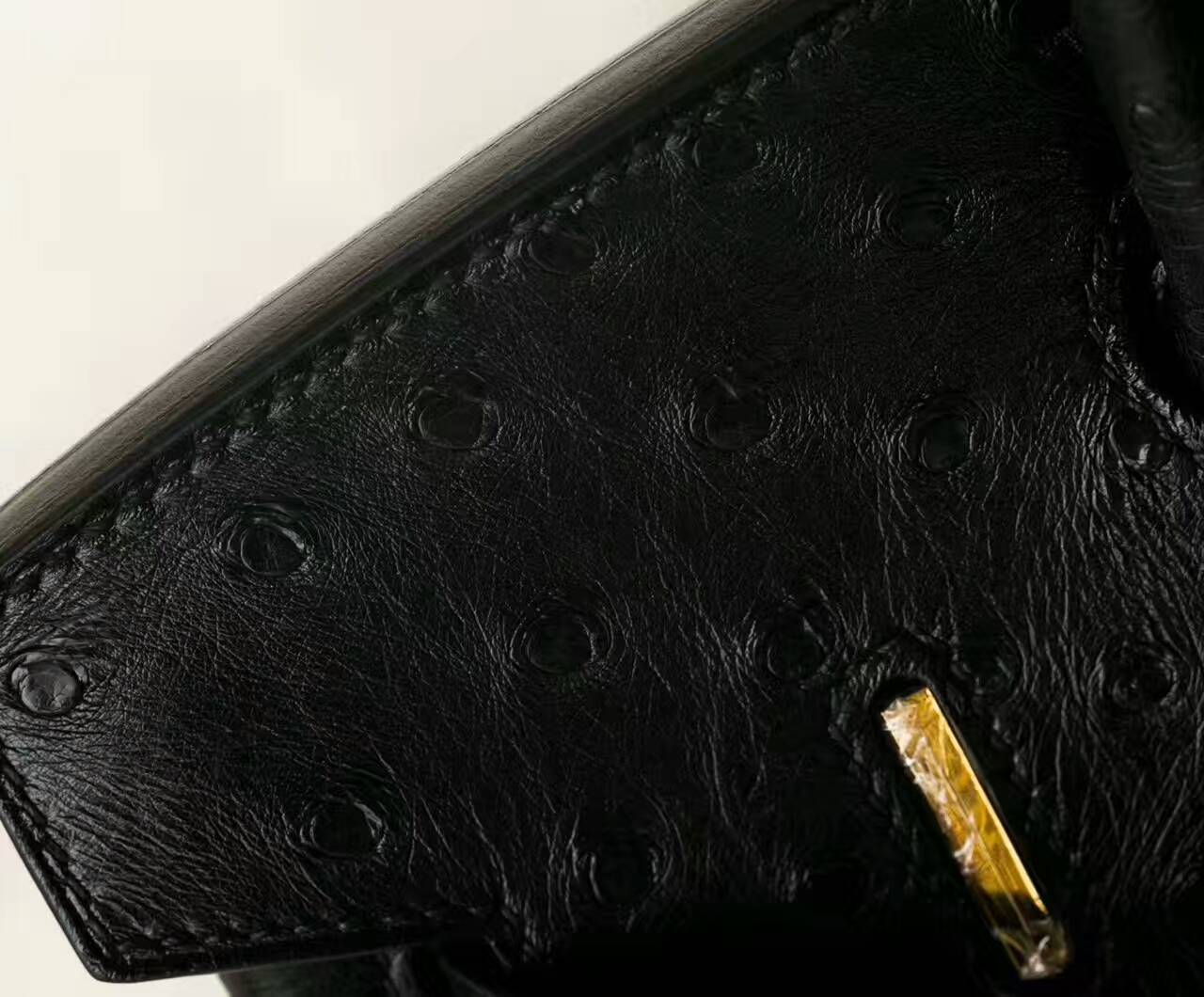 爱马仕包包官网 Hermes Birkin30cm 黑色原厂鸵鸟皮铂金包 金扣