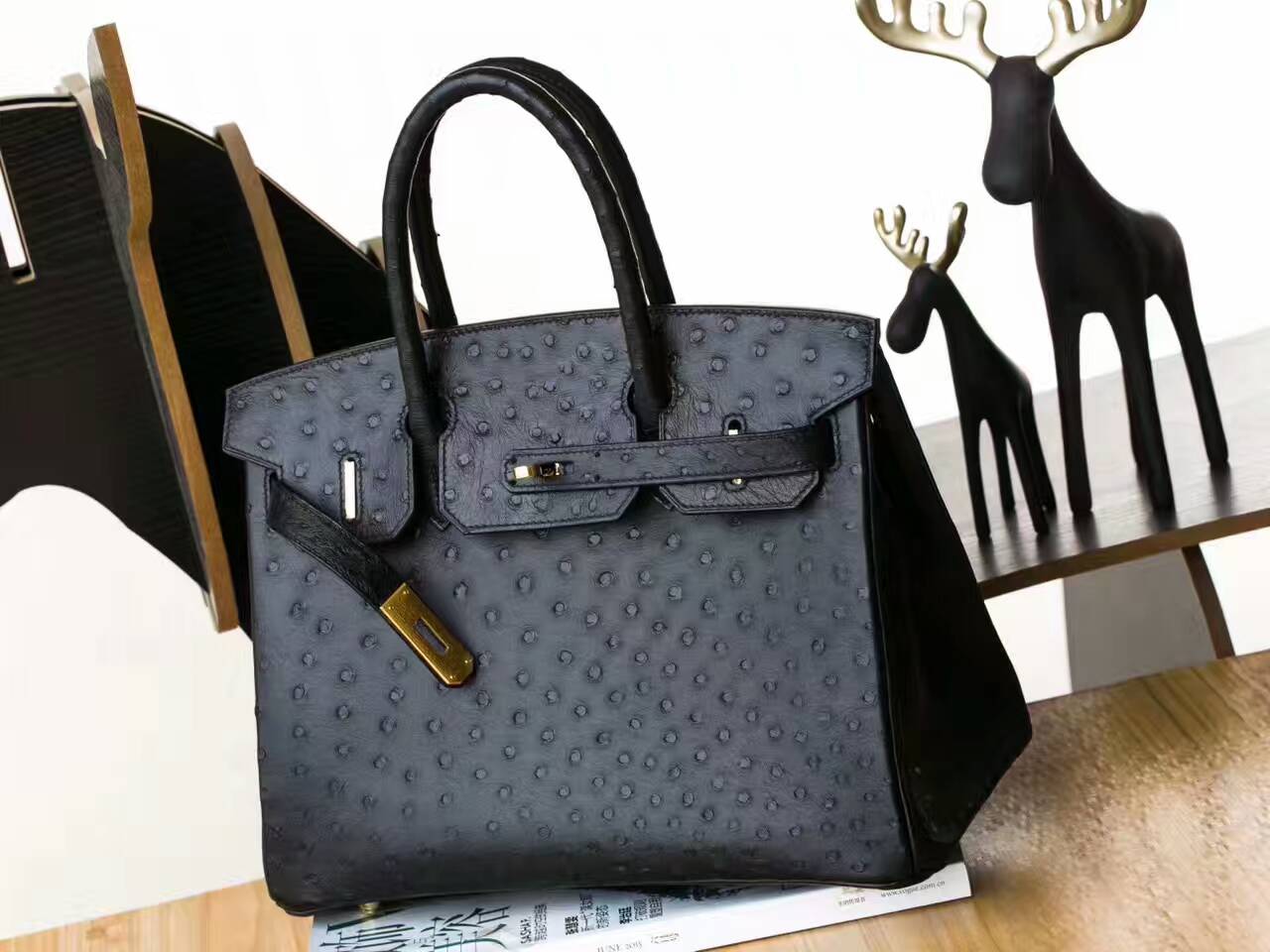 爱马仕包包官网 Hermes Birkin30cm 黑色原厂鸵鸟皮铂金包 金扣