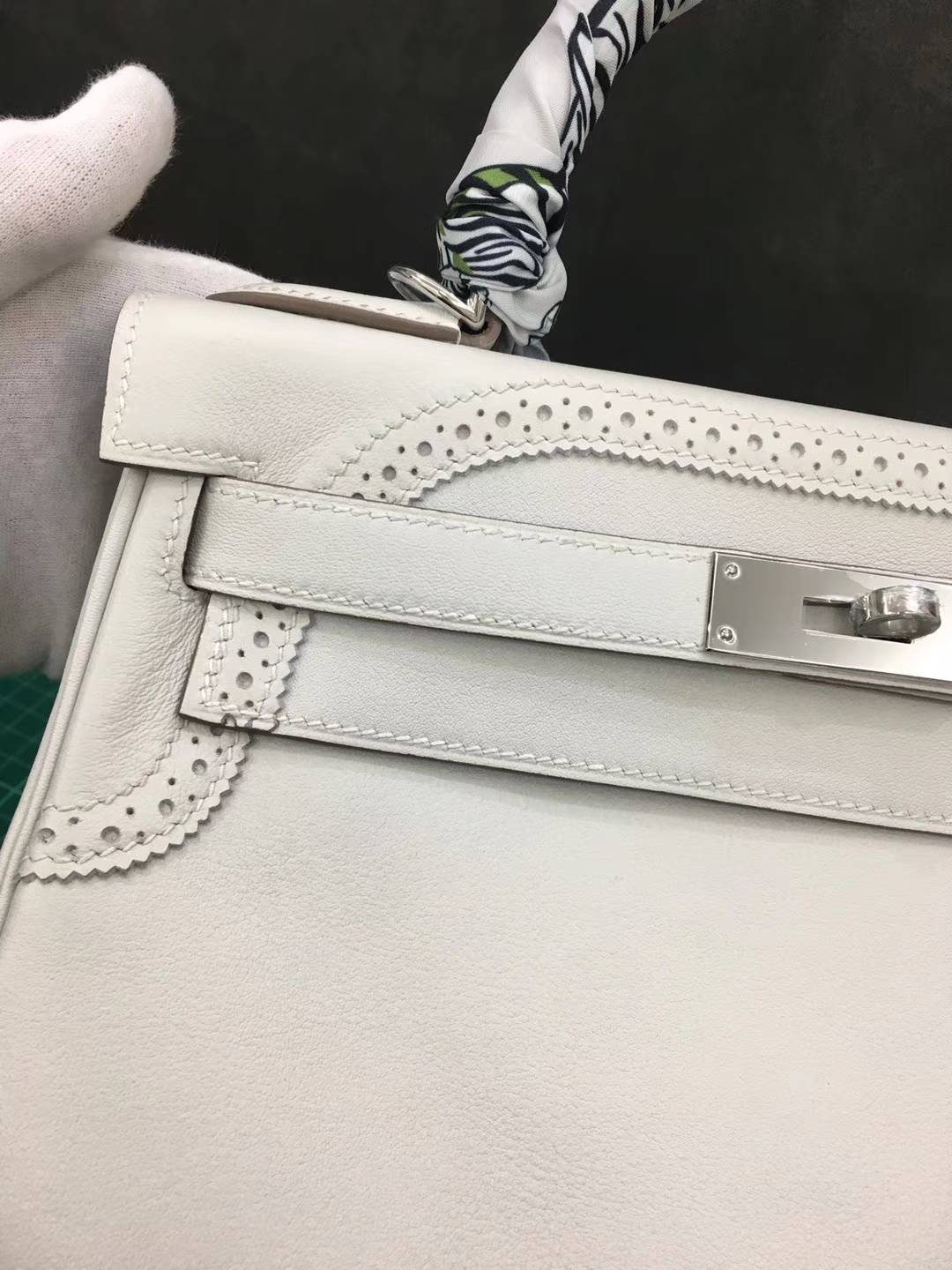 爱马仕蕾丝款凯莉包 Hermes Kelly28CM珍珠灰原厂Swift牛皮 银扣