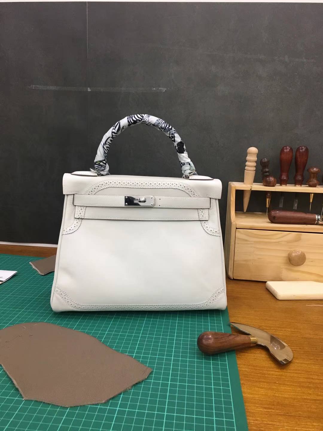 爱马仕蕾丝款凯莉包 Hermes Kelly28CM珍珠灰原厂Swift牛皮 银扣