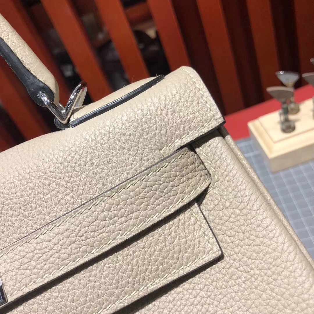 爱马仕包包官网 Hermes Kelly28CM S2风衣灰荔枝纹牛皮凯莉包 银扣