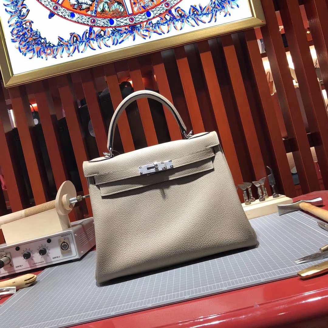 爱马仕包包官网 Hermes Kelly28CM S2风衣灰荔枝纹牛皮凯莉包 银扣