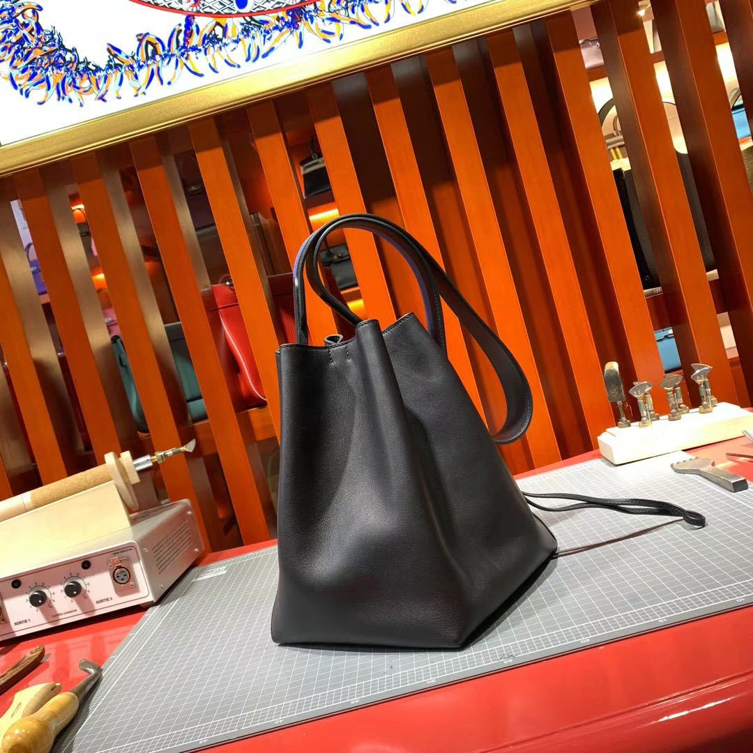 爱马仕19年早春新款水桶包 Hermes  Licol17CM 89黑色拼R2玛瑙蓝单肩女包