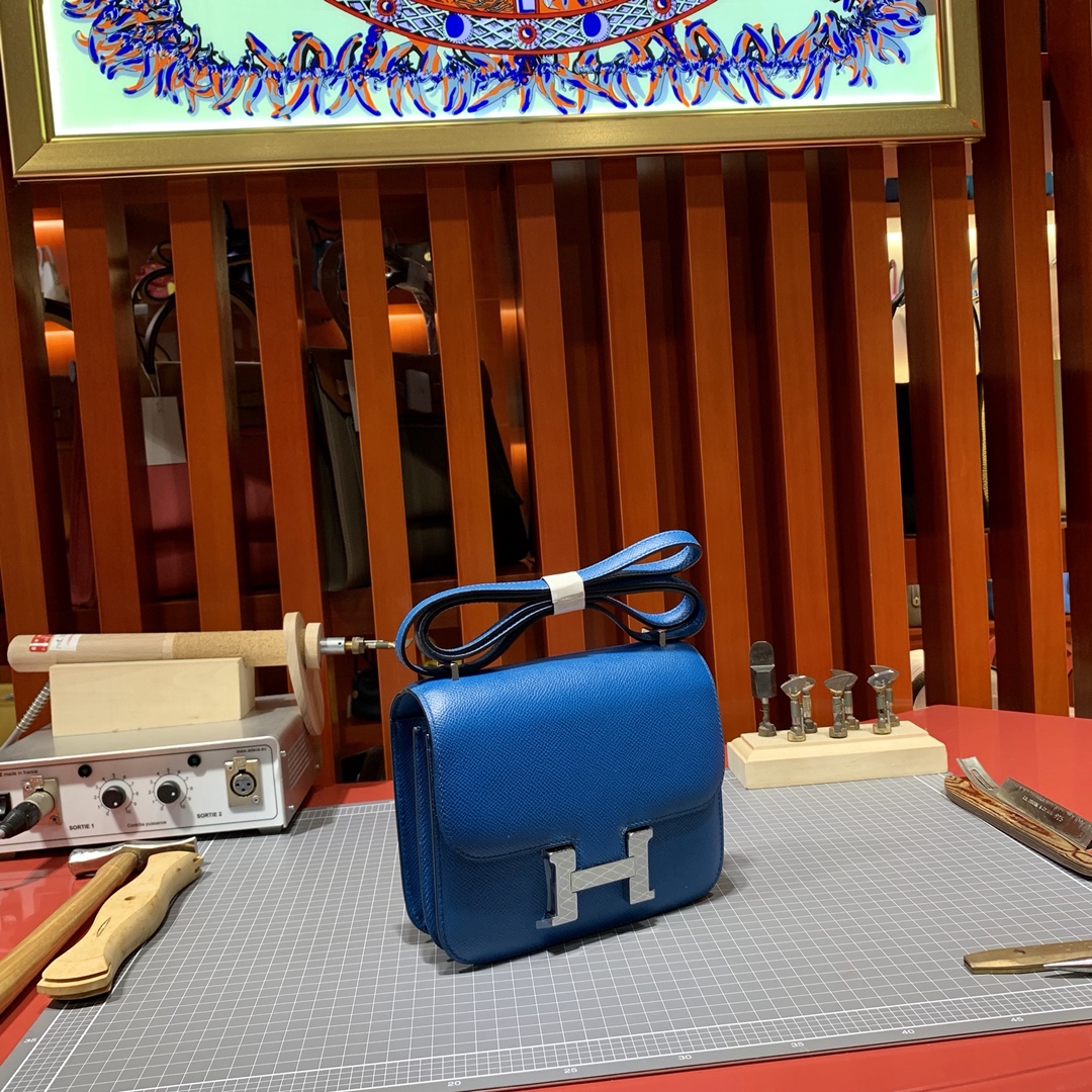 爱马仕包包官网 Hermes Constance19CM 伊兹密尔蓝Epsom皮空姐包 银扣